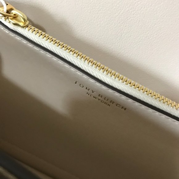 Tory Burch Eleanor small Diamond Quilt Shoulder Bag Color, White - Picture 12 of 13